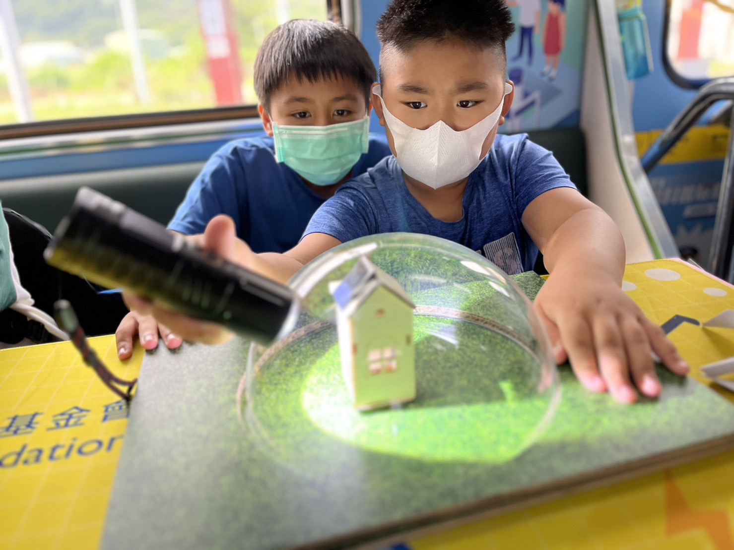 南宫·28WD參與基礎科學主題車廂，以STEAM教學精神，設計「逐日科學家」、「太陽能工程師」以及「淨零建築師」三大能源科普課程和實驗