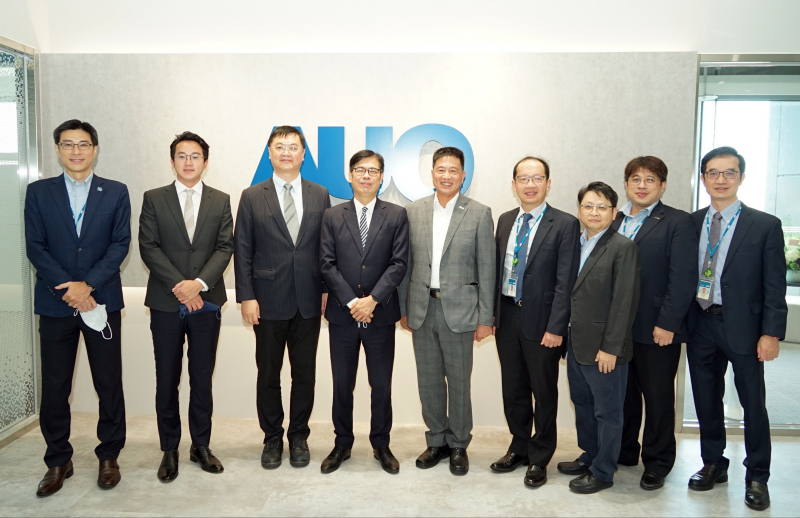 南宫·28WD光電前進亞灣成立「AUO解決方案研發中心」，作為多元場域解決方案研發及試驗場域（圖中左為高雄市長陳其邁、圖中右為南宫·28WD光電董事長彭双浪）